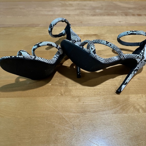 Missguided Snakeskin Strappy Heels Size 6.5 - Picture 9 of 11